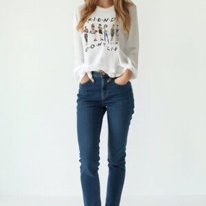 ❤️ Stranger things friends Gildan White Graphic Sweatshirt S